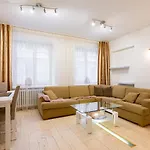 Roosikrantsi 21 Bright Apartment